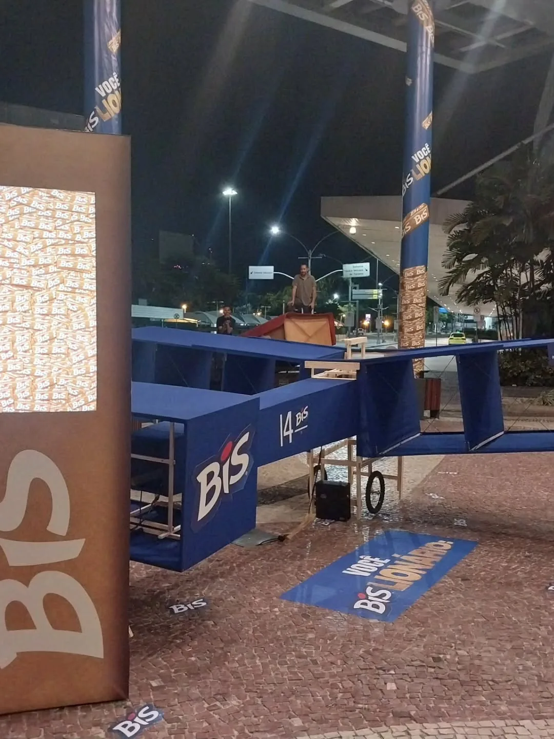 Estrutura do 14-Bis da campanha do Bis iluminada à noite