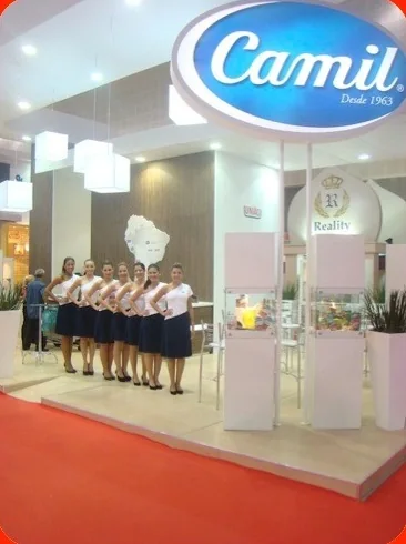 Equipe operacional no estande da Camil na ABAD