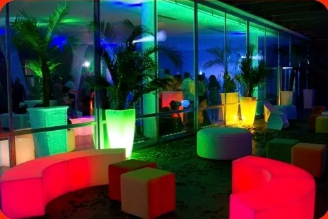 Lounge iluminado do evento da Eletronuclear no MAM