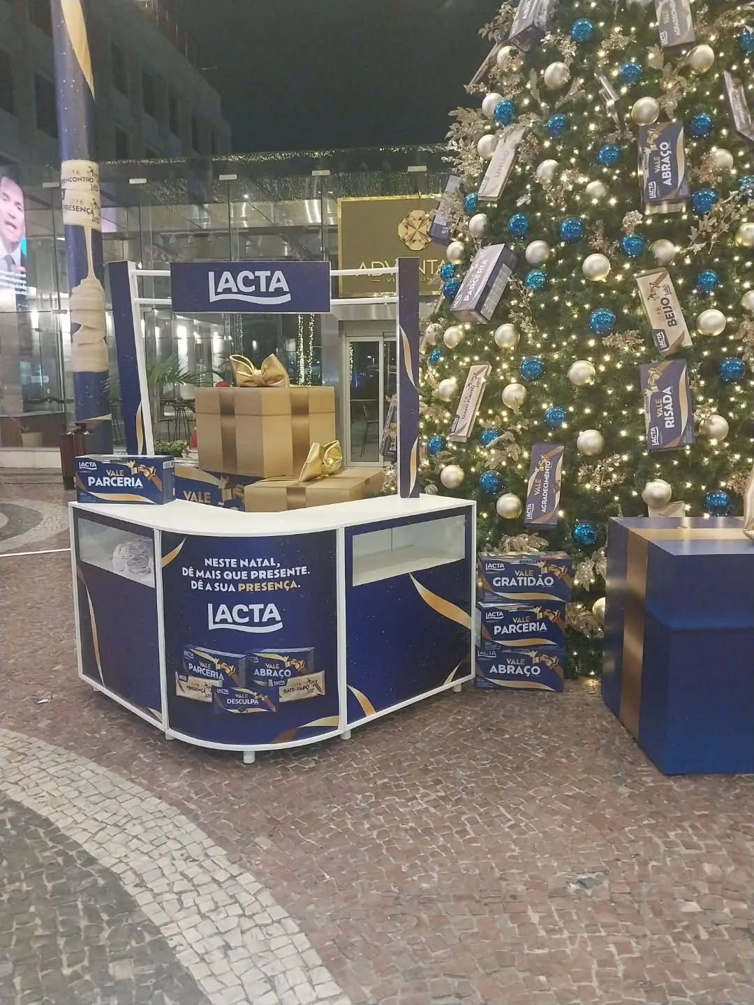 Quiosque da Lacta ao lado da árvore de Natal da campanha