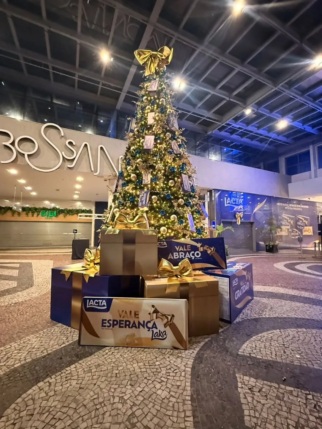 Árvore de Natal da Lacta com caixas gigantes no BossaNova Mall