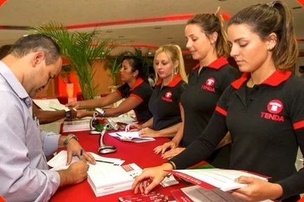 Equipe de atendimento no evento AGI da Tenda