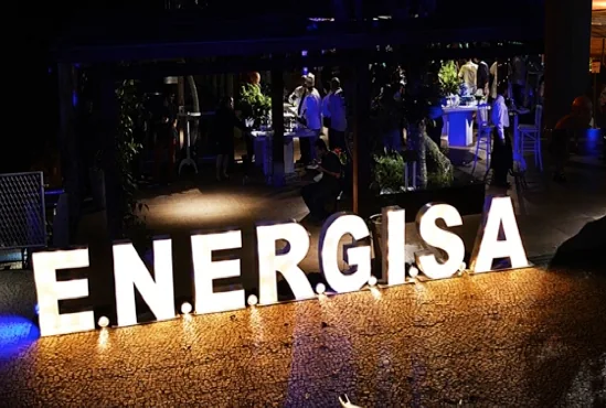 Iluminação decorativa aplicada em evento noturno