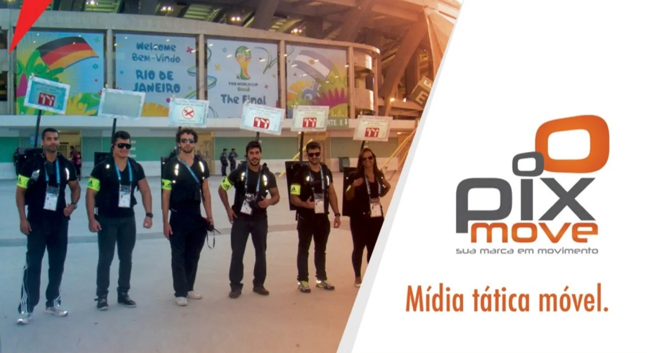 Equipe PixMove com telas móveis em evento